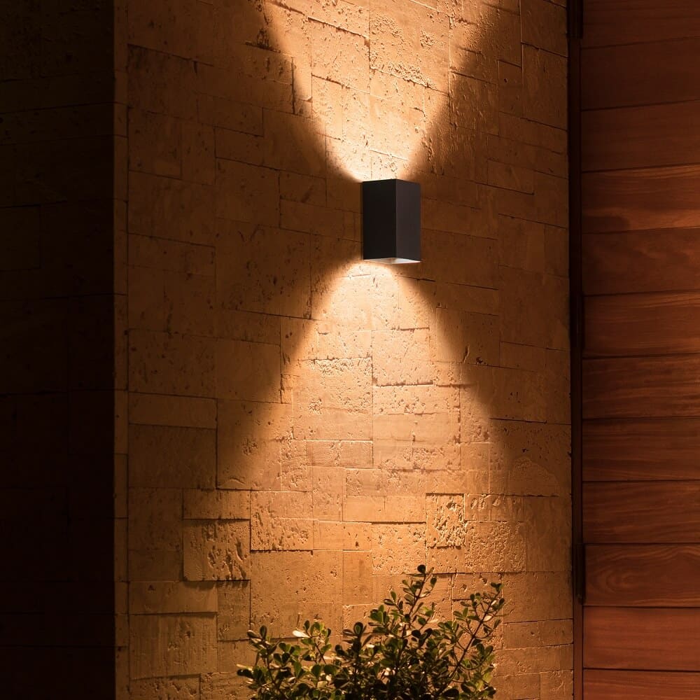 Philips Hue Resonate Metal Black Up and Down Aplica LED inteligenta Exterior 2x8W 1180lm IP44 White and Color Ambiance 1746430P7