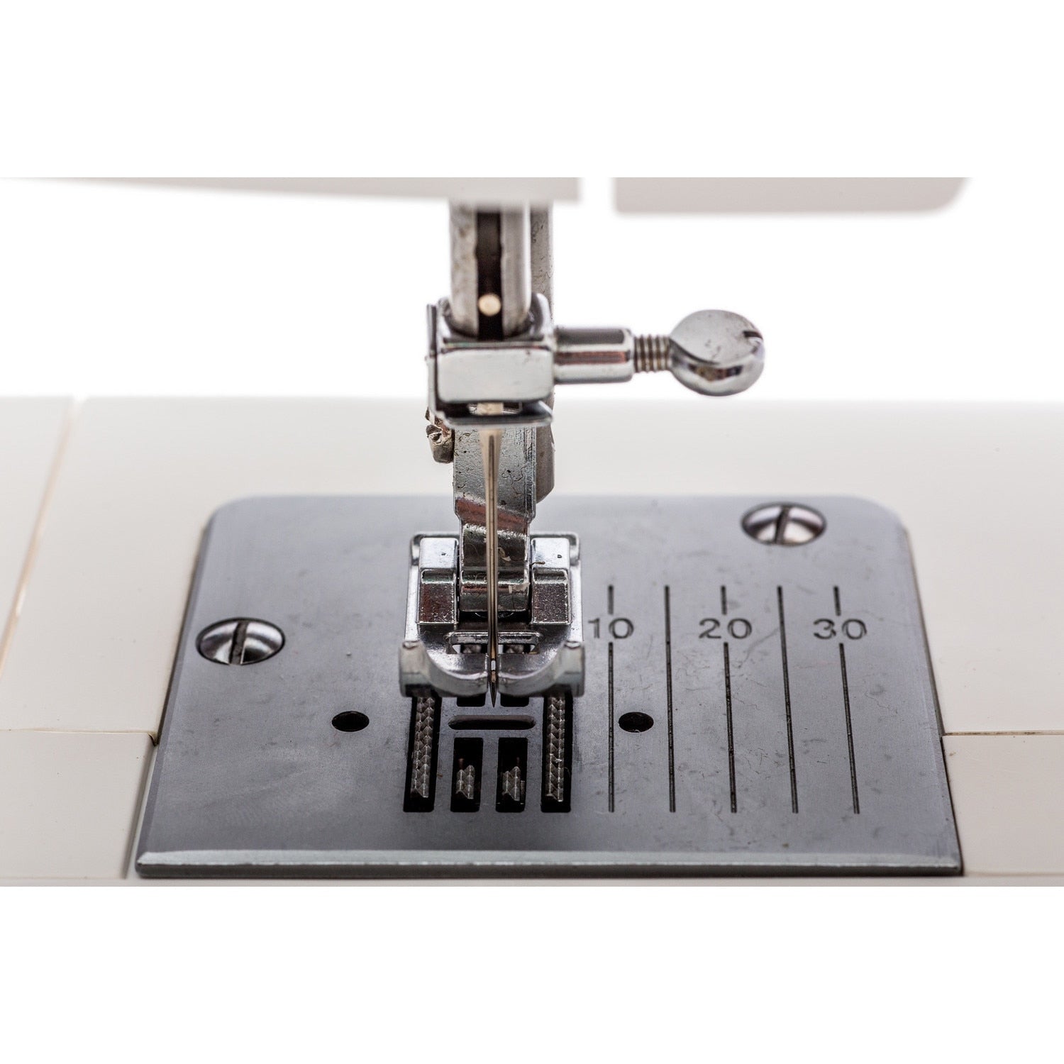 Masina De Cusut Electromecanica AEG124 , 22 Cusaturi, Bobinare Rapida, Ac Dublu, Suveica Metalica, 850 imp/min, Alb-Rosu
